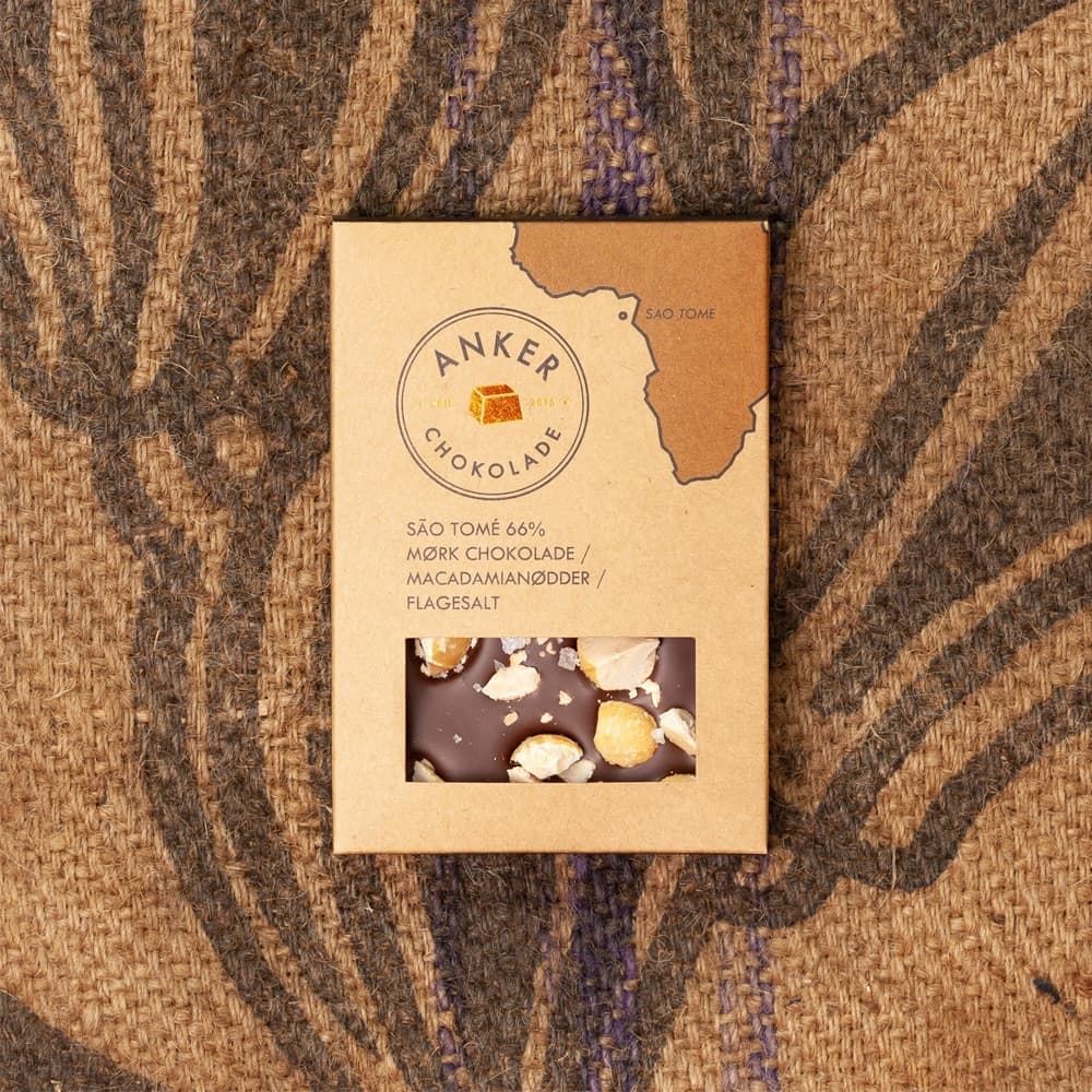 Anker Chokolade, 100g Plade  São Tomé 66% Mørk Chokolade, Macadamianødder & Flagesalt