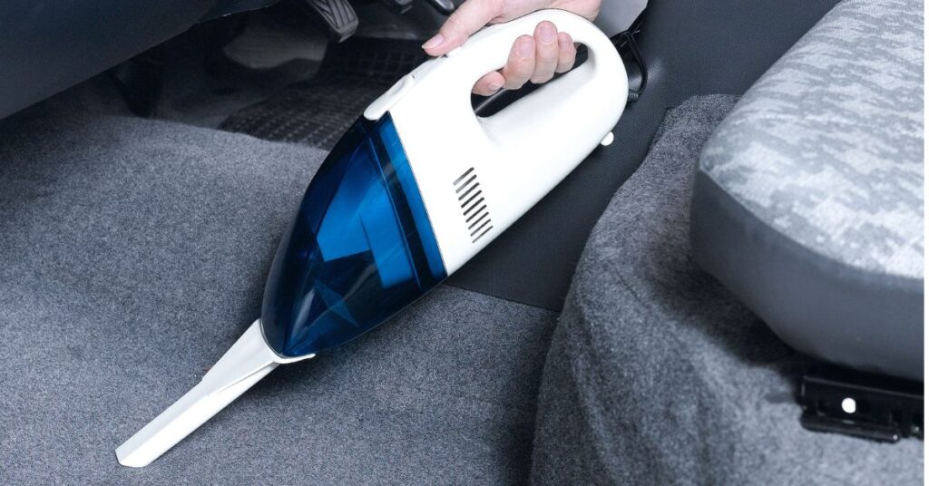 Håndstøvsuger bliver brugt i bilen
