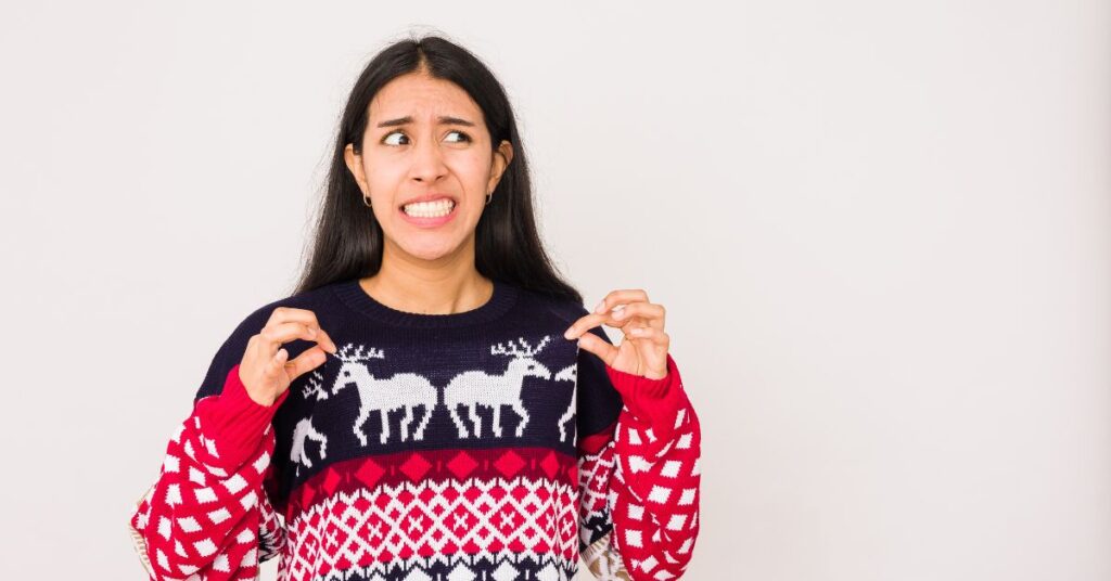 Kvinde som er utilfreds med sin julesweater